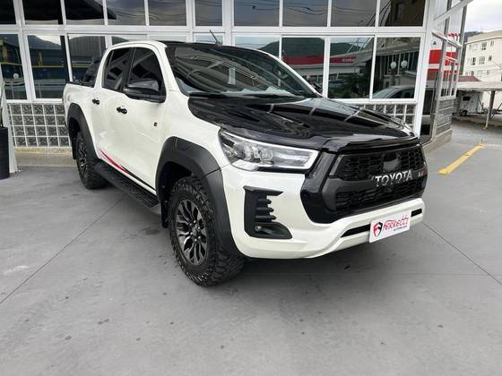 TOYOTA HILUX 2.8 D-4D TURBO DIESEL CD GR-S 4X4 AUTOMÁTICO TOYOTA HILUX 2.8 D-4D TURBO DIESEL CD GR-S 4X4 AUTOMÁTICO